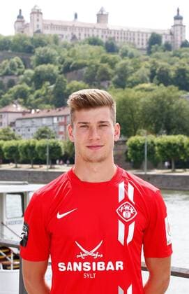 Dennis Russ; Porträttermin, Kader 2015 2016, Fußball, 3. Liga, FC Würzburger Kickers, im Hintergrund die Festung Marienberg in Würzburg, 12.07.2015