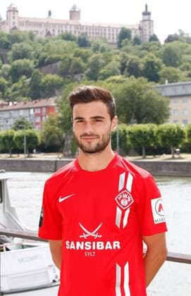 Dennis Schmitt; Porträttermin, Kader 2015 2016, Fußball, 3. Liga, FC Würzburger Kickers, im Hintergrund die Festung Marienberg in Würzburg, 12.07.2015