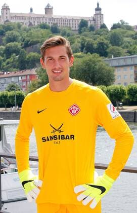 Kenan Mujezonovic; Porträttermin, Kader 2015 2016, Fußball, 3. Liga, FC Würzburger Kickers, im Hintergrund die Festung Marienberg in Würzburg, 12.07.2015