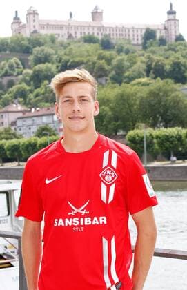 Dominik Nothnagel; Porträttermin, Kader 2015 2016, Fußball, 3. Liga, FC Würzburger Kickers, im Hintergrund die Festung Marienberg in Würzburg, 12.07.2015