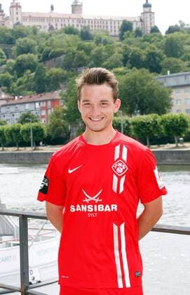 Peter Kurzweg, Porträttermin, Kader 2015 2016, Fußball, 3. Liga, FC Würzburger Kickers, im Hintergrund die Festung Marienberg in Würzburg, 12.07.2015