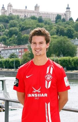 Niklas Weißenberger; Porträttermin, Kader 2015 2016, Fußball, 3. Liga, FC Würzburger Kickers, im Hintergrund die Festung Marienberg in Würzburg, 12.07.2015