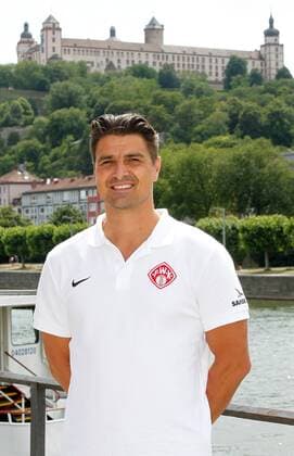 Athletiktrainer Stefan Schmid; Porträttermin, Kader 2015 2016, Fußball, 3. Liga, FC Würzburger Kickers, im Hintergrund die Festung Marienberg in Würzburg, 12.07.2015