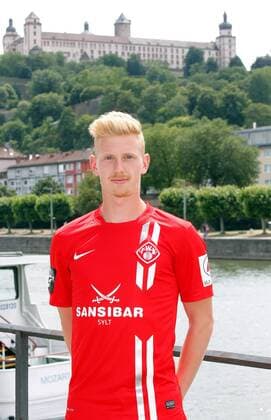Nico Gutjahr; Porträttermin, Kader 2015 2016, Fußball, 3. Liga, FC Würzburger Kickers, im Hintergrund die Festung Marienberg in Würzburg, 12.07.2015