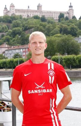 Clemens Schoppenhauer; Porträttermin, Kader 2015 2016, Fußball, 3. Liga, FC Würzburger Kickers, im Hintergrund die Festung Marienberg in Würzburg, 12.07.2015