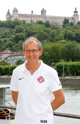 Teammanager Norbert Mahler; Porträttermin, Kader 2015 2016, Fußball, 3. Liga, FC Würzburger Kickers, im Hintergrund die Festung Marienberg in Würzburg, 12.07.2015