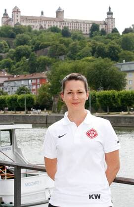 Katharina Walter (Physiotherapeutin); Porträttermin, Kader 2015 2016, Fußball, 3. Liga, FC Würzburger Kickers, im Hintergrund die Festung Marienberg in Würzburg, 12.07.2015