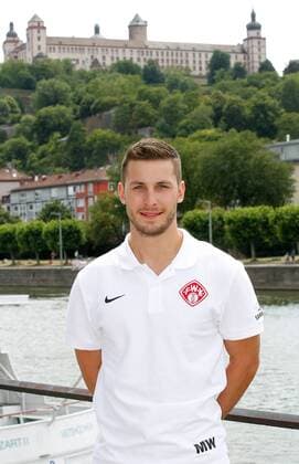 Michael Walter (Physiotherapeut); Porträttermin, Kader 2015 2016, Fußball, 3. Liga, FC Würzburger Kickers, im Hintergrund die Festung Marienberg in Würzburg, 12.07.2015