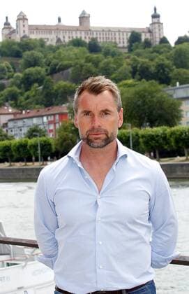 Trainer Bernd Hollerbach; Porträttermin, Kader 2015 2016, Fußball, 3. Liga, FC Würzburger Kickers, im Hintergrund die Festung Marienberg in Würzburg, 12.07.2015