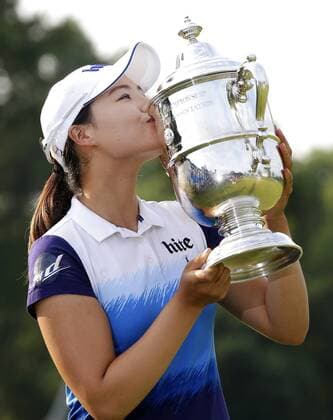 In Gee Chun of Korea holds up the championship trophy on the 18th green in the final round of the LPGA Golf Damen U.S. Women s Open Championship at Lancaster Country Club in Lancaster, PA on July 12, 2015. Chun wins the U.S. Women s Open and her first LPGA major championship with a score of 8 under par.  NYP20150712119 JOHNxANGELILLO