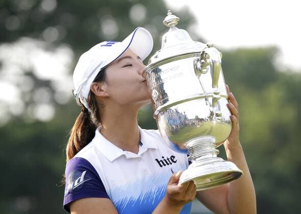 In Gee Chun of Korea holds up the championship trophy on the 18th green in the final round of the LPGA Golf Damen U.S. Women s Open Championship at Lancaster Country Club in Lancaster, PA on July 12, 2015. Chun wins the U.S. Women s Open and her first LPGA major championship with a score of 8 under par.  NYP20150712121 JOHNxANGELILLO