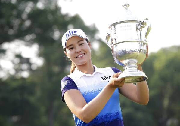 In Gee Chun of Korea holds up the championship trophy on the 18th green in the final round of the LPGA Golf Damen U.S. Women s Open Championship at Lancaster Country Club in Lancaster, PA on July 12, 2015. Chun wins the U.S. Women s Open and her first LPGA major championship with a score of 8 under par.  NYP20150712122 JOHNxANGELILLO