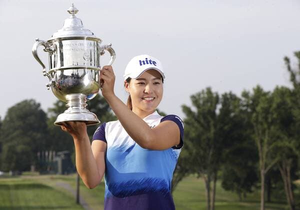 In Gee Chun of Korea holds up the championship trophy on the 18th green in the final round of the LPGA Golf Damen U.S. Women s Open Championship at Lancaster Country Club in Lancaster, PA on July 12, 2015. Chun wins the U.S. Women s Open and her first LPGA major championship with a score of 8 under par.  NYP20150712123 JOHNxANGELILLO