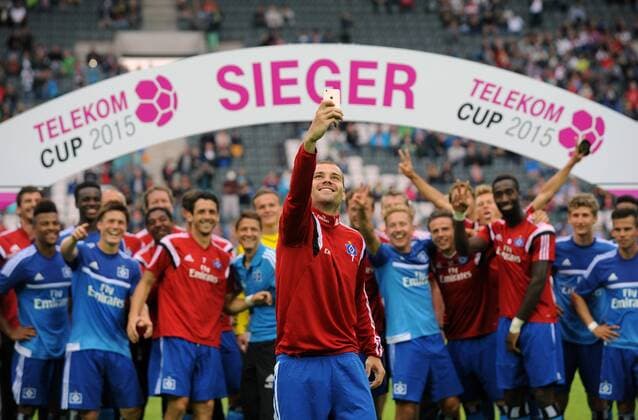 Telekom Cup 2015 Finale FC Augsburg - Hamburger SV 1:2 Pierre-Michel Lasogga (HSV) macht ein Selfie von sich und der Siegermannschaft HSV HM