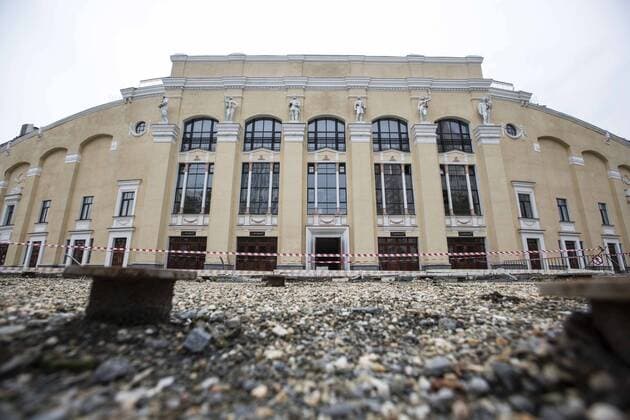 Photo taken on July 12, 2015 shows the west entrance of the Central Stadium in Yekaterinburg, Russia. The historic Central Stadium is under reconstruction for the FIFA World Cup WM Weltmeisterschaft Fussball soccer tournament in 2018. The project is formed by a combination of historic walls and a built-in core of modern arena. ) (SP)RUSSIA-YEKATERINBURG-FIFA WORLD CUP-RECONSTRUCTION LixMing 