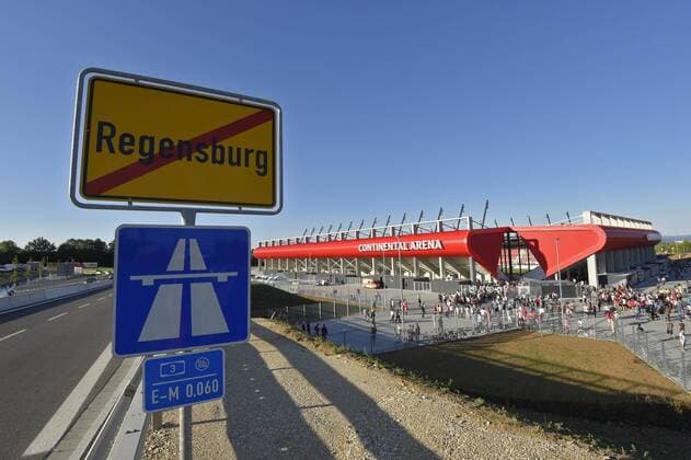 10.07.2015, 1.Fussball Bundesliga 2015 2016: Testspiel zur Eröffnung des neuen Regensburger Stadions, SSV Jahn Regensburg, in der neuen Continental-Arena Regensburg. Continental-Arena von aussen. Ortsschild zeigt an das Regensburg zu Ende ist. 