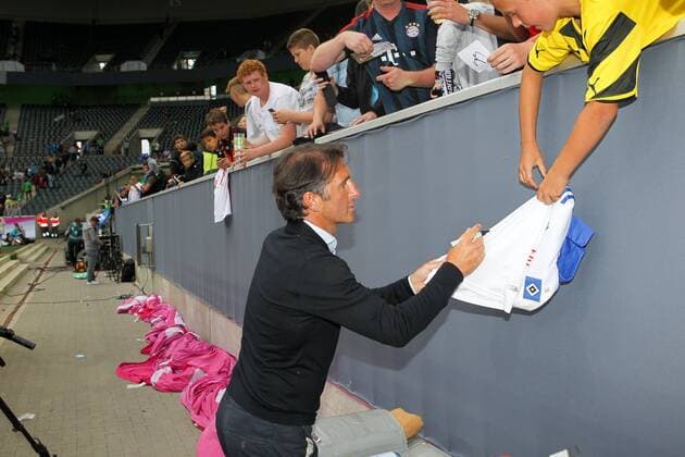 Moenchengladbach Chef-Trainer Bruno Labbadia (Hamburger SV) git Autogramme bei den Fans , FC Augsburg vs. Hamburger SV, Telekom Cup 2015, Fussball, 12.07.2015 , Copyright: Kolbert Eibner-Pressefoto EP_CKT