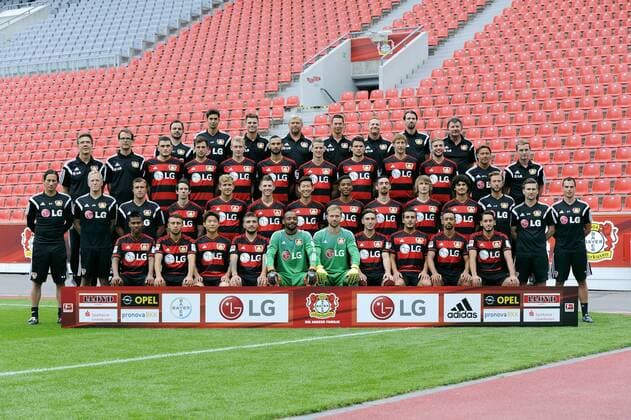 Fussball, Bundesliga, Deutschland, Herren, Porträttermin Saison 2015 2016, Mannschaftsbild, Kader; Bayer Leverkusen: Hinten v.li.: Daniel Jouvin, Schahriar Bigdeli (beide Athletiktrainer), Steffen Lutz, Sven Elsinger, Tobias Schäuble, Marcel Kleinitz (alle Physiotherapeuthen), Simon Lackmann (Videoanalyst), Dieter Schick (Betreuer) 3. Reihe v.li.: Dr. Karl-Heinrich Dittmar (Leiter der medizinischen Abteilung), Dr. Philipp Ehrenstein, Kyriakos Papadopoulos, Admir Mehmedi, Julian Brandt, Ömer Toprak, Lars Bender, Sebastian Boenisch, Stefan Kießling, Christoph Kramer, Hans-Peter Lehnhoff (Teammanager), Christian Luthardt (Sportpsychologe) 2. Reihe v.li.: Cheftrainer Roger Schmidt, Oliver Bartlett (Co-Trainer Athletik), Markus Krösche (Co-Trainer), Robbie Kruse, Lukas Boeder, Robin Tim Becker, Heung-Min Son, Benjamin Henrichs, Roberto Hilbert, Tin Jedvaj, AndrŽ Ramalho, Lars Kornetka (Co-Trainer Analyse), Daniel Niedzkowski (Co-Trainer), David Thiel (Torwarttrainer) Unten v.li.: Wendell, Vladlen Yurchenko, Seung-Woo Ryu, Konstantinos Stafylidis, David Yelldell, Dario Kresic, Marlon Frey, Giulio Donati, Karim Bellarabi, Hakan Calhanoglu
