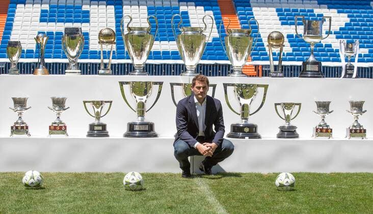 Aktuell Fußball, Iker Casillas wird von Real Madrid offiziell verabschiedet (150713) -- MADRID, July 13, 2015 -- Former Real Madrid s goalkeeper Iker Casillas poses with the 19 trophies he won with Real Madrid in 16 seasons during an official send-off ceremony at the Santiago Bernabeu stadium in Madrid, Spain, July 13, 2015. 34-year-old Iker Casillas will leave the Spanish La Liga top club for FC Porto after 25 years playing for Real Madrid. ) (SP)SPAIN-MADRID-SOCCER-REAL MADRID-CASILLAS Javi 