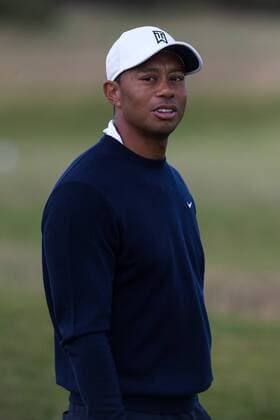 12.07.2015 The Old Course, St Andrews, Fife, Scotland. Practise day 1 for The Open Championship. Tiger Woods chats with fans on the 13th fairway xDavidxBlunsdenx  ActionPlus11640415