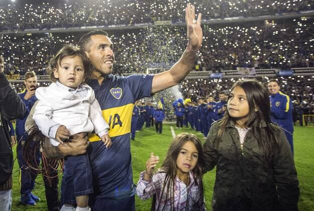 Argentinean soccer player Carlos Tevez greet the audience during his presentation as player of Boca Juniors in the Alberto J. Armando Stadium in the city of Buenos Aires, capital of Argentina, on July 13, 2015. Martin Zabala) (SP)ARGENTINA-BUENOS AIRES-SOCCER-TEVEZ e MARTINxZABALA 