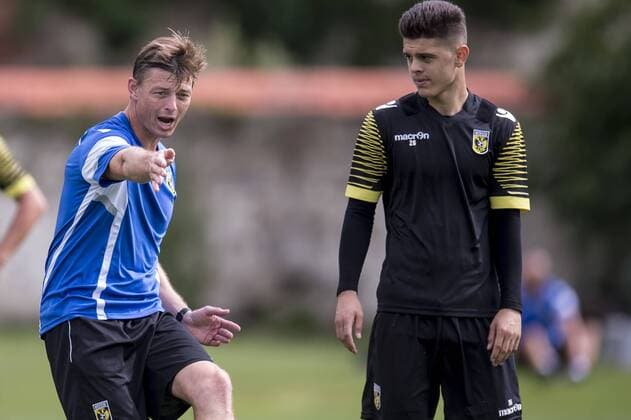 Aktuell Fußball, Training Vitesse Arnheim (L-R) assistent trainer Jon Dahl Tomasson of Vitesse, Milo Rashica of Vitesse during the training camp of Vitesse Arnhem on July 14, 2015 at Feldkirchen, Austria. Vitesse Arnhem Training camp in Austria 2015 2016 xVIxGerritxvanxKeulenxIVx 4093590