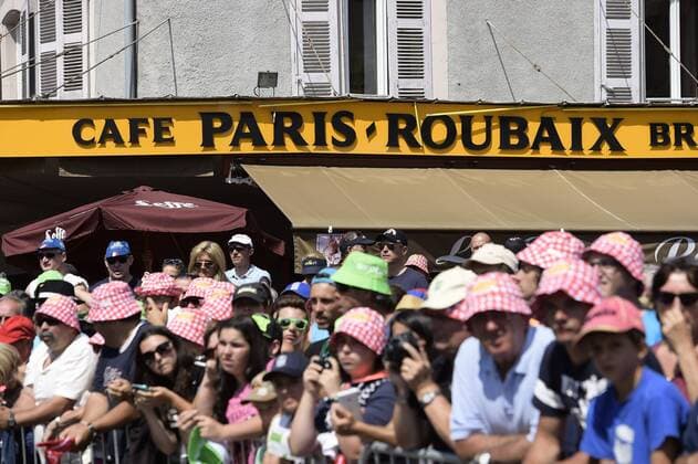 Illustration picture showing fans and spectators in front of Cafe Paris - Roubaix during the stage 10 of the 102nd edition of the Tour de France 2015 with start in Tarbes and finish in La Pierre-Saint-Martin, France (167 kms) CYCLISME : Tour de France - Etape 10 - Tarbes La Pierre-Saint-Martin - 14 07 2015 PhotoNews Panoramic 
