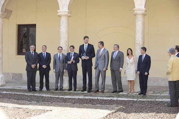 Entrega del Premkio Camino Real por parte del Rey Felipe VI al jugador de baloncesto Pau Gasol. 