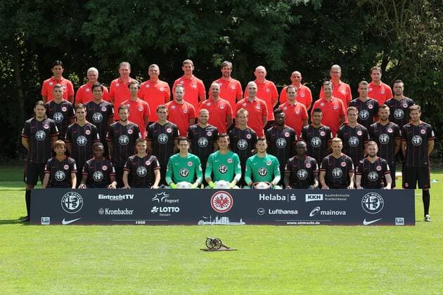 15.07.2015, xjfx, Fussball 1.Bundesliga, Eintracht Frankfurt Porträttermin 2015 2016, , vierte Reihe v.l. Manager Bruno Huebner, Trainer Armin Veh, Co Trainer Rainer Geyer, TW Trainer Manfred Moppes Petz, Reha Trainer Michael Fabacher, Konditionstrainer Christian Kolodziej, Zeugwart Igor Semenov, Zeugwart Franco Lionti, Lizenzspielerleiter Rainer Falkenhain, Videoanalyst Marcel Daum. Dritte Reihe v.l. Enis Bunjaki, Makoto Hasebe, Physiotherapeut Koichi Kurukawa, Physiotherapeut Kevin Schmitt, Physiotherapeut Daniel Rung, Physiotherapeut Maik Liesbrock, Mannschaftsarzt Dr. Wulf Schwietzer, Mannschaftsarzt Dr. Christoph Seeger, Luca Waldschmidt, Vaclav Kadlec. Zweite Reihe v.l. Alex Meier, Johannes Flum, Marco Russ, Stefan Reinartz, Luc Castaignos, Stefan Aigner, David Kinsombi, Slobodan Medojevic, Bastian Oczipka, Haris Seferovic, David Abraham. Erste Reihe v.l. Takashi Inui, Joel Gerezgiher, Aleksandar Ignjovski, Emil Balayev, Heinz Lindner, Yannick Zummack, Constant Djakpa, Sonny Kittel, Marc Stendera.