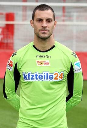 Torwart Daniel Haas Einzelbild Portrait Portraet Porträt Hochformat Oberkoerper Oberkörper Fußball Fussball zweite 2. Bundesliga Fototermin Porträttermin DFL 2015 2016 Saison 2015 2016 15.07.2015 1. FC Union Berlin Stadion an der Alten Foersterei Försterei
