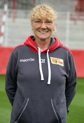 Mannschaftsbetreuerin Elvira Henschke Einzelbild Portrait Portraet Porträt Hochformat Oberkoerper Oberkörper Fußball Fussball zweite 2. Bundesliga Fototermin Porträttermin DFL 2015 2016 Saison 2015 2016 15.07.2015 1. FC Union Berlin Stadion an der Alten Foersterei Försterei