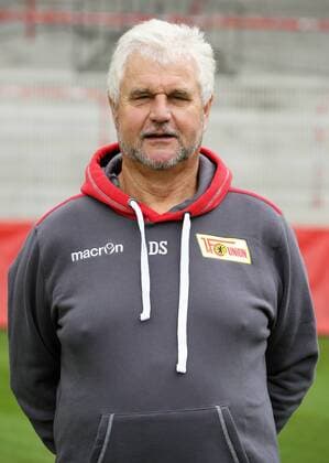 Mannschaftsleiter Detlef Schneeweiss Schneeweiß Einzelbild Portrait Portraet Porträt Hochformat Oberkoerper Oberkörper Fußball Fussball zweite 2. Bundesliga Fototermin Porträttermin DFL 2015 2016 Saison 2015 2016 15.07.2015 1. FC Union Berlin Stadion an der Alten Foersterei Försterei