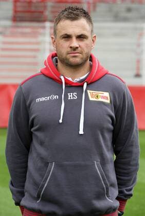 Physiotherapeut Hendrik Schreiber Einzelbild Portrait Portraet Porträt Hochformat Oberkoerper Oberkörper Fußball Fussball zweite 2. Bundesliga Fototermin Porträttermin DFL 2015 2016 Saison 2015 2016 15.07.2015 1. FC Union Berlin Stadion an der Alten Foersterei Försterei