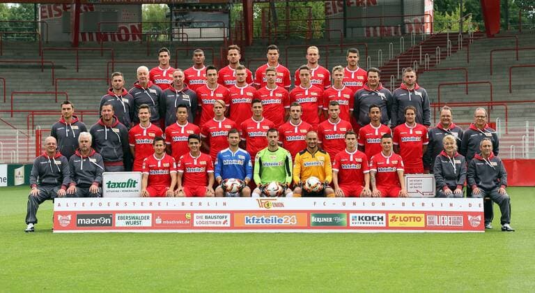 vordere 1. Reihe von links: Mannschaftsbetreuer Sven Weinel, Mannschaftsleiter Detlef Schneeweiss Schneeweiß, Steven Skrzybski, Eroll Zejnullahu, Torwart Steve Kroll, Torwart Daniel Haas, Torwart Mohamed Amsif, Raffael Korte, Christopher Quiring, Mannschaftsbetreuerin Elvira Henschke, Masseur Thomas Riedel zweite 2. Reihe von links: Fitnesstrainer Daniel Wolf, Torwarttrainer Dennis Rudel, Michael Parensen, Bobby Wood, Soeren Sören Brandy, Damir Kreilach, Adrian Nikci, Dennis Daube, Kenny Prince Redondo, Stephan Fuertsner Fürstner, Kaufmaennischer Leiter Nico Schaefer Schäfer, Mannschaftsarzt Dr. Tankred Haase dritte 3. Reihe von links: Co-Trainer Sebastian Boenig Bönig, Co-Trainer Andre Hofschneider, Cheftrainer Manfred Duewel Düwel, Roberto Puncec, Denis Prychynenko, Oliver Oschkenat, Maximilian Thiel, Leonard Koch, Physiotherapeut Frank Placzek, Physiotherapeut Hendrik Schreiber hintere 4. Reihe von links: Benjamin Kessel, Collin Quaner, Bajram Nebihi, Fabian Schoenheim Schönheim, Toni Leistner, Christopher Trimmel Fußball Fussball zweite 2. Bundesliga Fototermin Mannschaftsbild Mannschaftsfoto Kader Porträttermin DFL 2015 2016 Saison 2015 2016 15.07.2015 1. FC Union Berlin Stadion an der Alten Foersterei Försterei