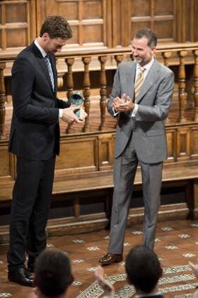 King Felipe VI of Spain delivered the Camino Real award to NBA Basketball Herren USA spanish basketball player Pau Gasol at Alcala de Henares University in Madrid, July 15. 2015.  (65192676)