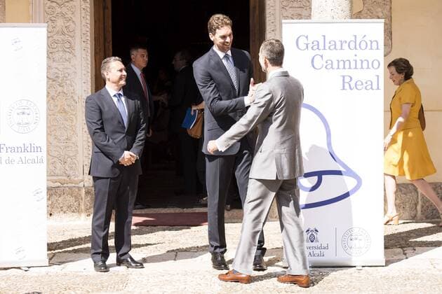 King Felipe VI of Spain delivered the Camino Real award to NBA Basketball Herren USA spanish basketball player Pau Gasol at Alcala de Henares University in Madrid, July 15. 2015.  (65192705)