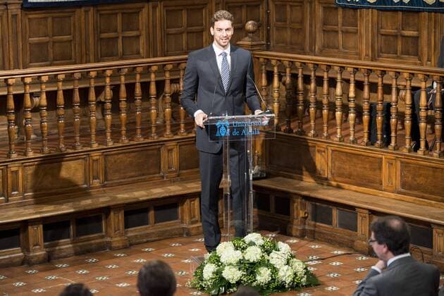 King Felipe VI of Spain delivered the Camino Real award to NBA Basketball Herren USA spanish basketball player Pau Gasol at Alcala de Henares University in Madrid, July 15. 2015.  (65192708)