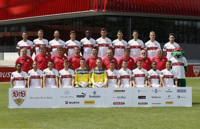 Fototermin VfB Stuttgart 2 2015-2016 . Mannschaftsfoto: Hinten V.li. : Marco Grüttner, Max Besuschkow, Daniel Vier, Thomas Hagn, Prince Osei Owusu, Boris Taschy, Adrian Grbic, Marvin Jäger, Benjamin Kirchhoff, Stefan Peric. Mitte V.li. Trainer Jürgen Kramny, Co-Trainer Walter Thomae, Torwarttrainer Thomas Walter, Athletiktrainer Matthias Schiffers, Physiotherapeut Kevin Fischer, Physiotherapeut Gerhard Egger, Zeugwart Jürgen Möhrle, Zeugwart Kostas Papandrafillis, Teambetreuer Rolf Reile, Maskottchen Fritzle. Vorne V.li. Philipp Mwene, Tobias Rathgeb, Matthias Zimmermann, Simon Kranitz, Niklas Bolten, Marius Funk, Daniele Gabriele, Daniel Ripic, Francesco Lovric, Caniggia Elva, Mete Celik . Stuttgart, GER, 15.07.2015 ,Fussball 3. Liga 2015 2016.