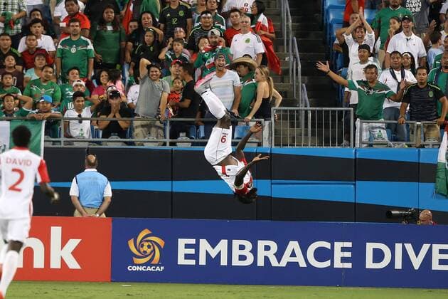 Aktuell Fußball, Gold Cup, Mexiko - Trinidad und Tobago 15 July 2015: Kenwyne Jones (TRI) does a flip while celebrating his goal that tied the game at 2-2. The Mexico Men s national team Nationalteam played the Trinidad & Tobago Men s National Team at Bank of America Stadium in Charlotte, NC in a 2015 CONCACAF Gold Cup Group C match. The game ended in a 4-4 tie. SOCCER: JUL 15 CONCACAF Gold Cup - Group Stage - Mexico v Trinidad Icon918150715225 EDITORIAL USE ONLY