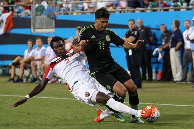 Aktuell Fußball, Gold Cup, Mexiko - Trinidad und Tobago 15 July 2015: Aubrey David (TRI) (2) fouls Carlos Vela (MEX) (11). The Mexico Men s national team Nationalteam played the Trinidad & Tobago Men s National Team at Bank of America Stadium in Charlotte, NC in a 2015 CONCACAF Gold Cup Group C match. The game ended in a 4-4 tie. SOCCER: JUL 15 CONCACAF Gold Cup - Group Stage - Mexico v Trinidad Icon918150715231 EDITORIAL USE ONLY