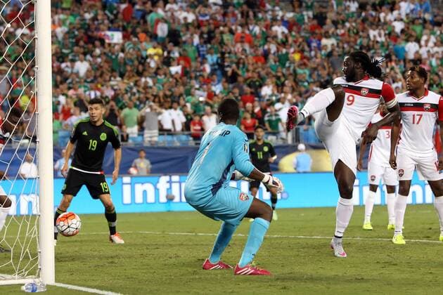 Aktuell Fußball, Gold Cup, Mexiko - Trinidad und Tobago 15 July 2015: Kenwyne Jones (TRI) (9) deflects the ball past Marvin Phillip (TRI) (1) for an own goal that gave Mexico a 4-3 lead. The Mexico Men s national team Nationalteam played the Trinidad & Tobago Men s National Team at Bank of America Stadium in Charlotte, NC in a 2015 CONCACAF Gold Cup Group C match. The game ended in a 4-4 tie. SOCCER: JUL 15 CONCACAF Gold Cup - Group Stage - Mexico v Trinidad Icon918150715233 EDITORIAL USE ONLY