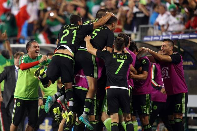 Aktuell Fußball, Gold Cup, Mexiko - Trinidad und Tobago 15 July 2015: Mexican players and coaches celebrate after taking a 4-3 lead in stoppage time. The Mexico Men s national team Nationalteam played the Trinidad & Tobago Men s National Team at Bank of America Stadium in Charlotte, NC in a 2015 CONCACAF Gold Cup Group C match. The game ended in a 4-4 tie. SOCCER: JUL 15 CONCACAF Gold Cup - Group Stage - Mexico v Trinidad Icon918150715234 EDITORIAL USE ONLY
