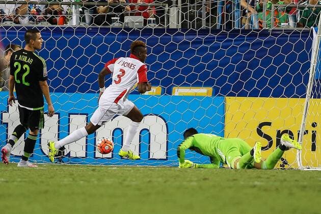 Aktuell Fußball, Gold Cup, Mexiko - Trinidad und Tobago July15,2015: Trinidad midfielder Joevin Jones (3) runs past the net after the second Trinidad goal during the Gold Cup match held at Bank of America Stadium in Charlotte,NC. Trinidad ties Mexico late 4-4. SOCCER: JUL 15 CONCACAF Gold Cup - Group Stage - Mexico v Trinidad Icon150715003 EDITORIAL USE ONLY