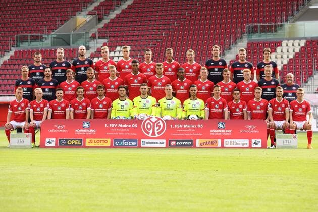Aktuell Fußball, 3. Liga, Porträttermin 1. FSV Mainz 05 II HINTERE REIHE: STEPHAN DEGEN (VIDEOANALYSE), MICHAEL THOMAS (PHYSIOTHERAPEUT), SEBASTIAN SCHIMEK (ATHLETIKTRAINER), ALEXANDER WAEHLING, TOM SCHMITT, JULIAN DERSTROFF, MARCDEL COSTLY, MARC WACHS, DR. PHILIPP APPELMANN (TEAMARZT), DR. JOCHEN WOLLSTAEDTER (TEAMARZT), DR. TOBIAS NOWAK (TEAMARZT) MITTLERE REIHE: SVEN HOFFMEISTER (TORWARTTRAINER NLZ), SANDRO SCHWARZ, MICHAEL FALKENMAYER, LUCAS HOELER, TOBIAS SCHILK, AARON SEYDEL, ALEXANDER HACK, CHARMAINE HAEUSL, PATRICK SCHORR, TEVIN IHRIG, FABIAN KALIG, DARIUS SALBERT (TEAMMANAGER), HELMUT MAYER (SPIELLEITER) VORDERE REIHE: MALTE MOOS, PATRICK PFLUECKE, DENNIS FRANZIN, PHILIPP KLEMENT, BILAL KAMARIEH, JANNIK HUTH, LUKAS WATKOWIAK, DENNIS WIESZOLEK, DANIEL ZEAITER, MAXIMILIAN WAGENER, DEVANTE PARKER, TIM MUELLER, BENEDIKT SALLER, DANIEL BOHL 1. FSV MAINZ 05 U23 3.LIGA PORTTRAETTERMIN 2015 16 MANNSCHAFTSBILD, KADER MAINZ