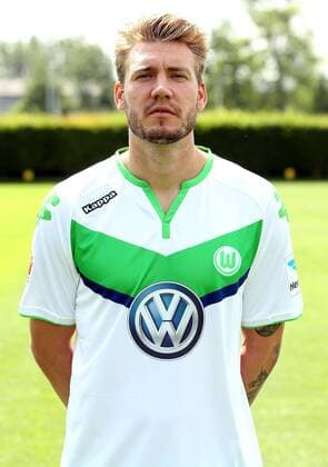 Nicklas Bendtner Einzelbild Portrait Portraet Porträt Oberkoerper Oberkörper Hochformat Fußball Fussball Bundesliga Fototermin Porträttermin DFL 2015 2016 Saison 2015 2016 16.07.2015 VfL Wolfsburg Trainingsplatz am VfL-Center