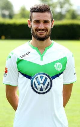 Daniel Caligiuri Einzelbild Portrait Portraet Porträt Oberkoerper Oberkörper Hochformat Fußball Fussball Bundesliga Fototermin Porträttermin DFL 2015 2016 Saison 2015 2016 16.07.2015 VfL Wolfsburg Trainingsplatz am VfL-Center