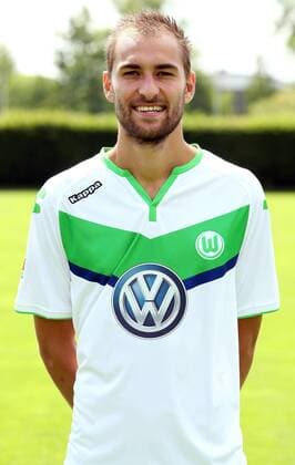 Bas Dost Einzelbild Portrait Portraet Porträt Oberkoerper Oberkörper Hochformat Fußball Fussball Bundesliga Fototermin Porträttermin DFL 2015 2016 Saison 2015 2016 16.07.2015 VfL Wolfsburg Trainingsplatz am VfL-Center