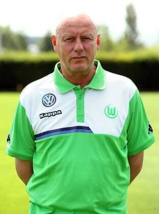 Masseur Joerg Jörg Drill Einzelbild Portrait Portraet Porträt Oberkoerper Oberkörper Hochformat Fußball Fussball Bundesliga Fototermin Porträttermin DFL 2015 2016 Saison 2015 2016 16.07.2015 VfL Wolfsburg Trainingsplatz am VfL-Center