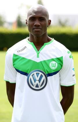Josuha Guilavogui Einzelbild Portrait Portraet Porträt Oberkoerper Oberkörper Hochformat Fußball Fussball Bundesliga Fototermin Porträttermin DFL 2015 2016 Saison 2015 2016 16.07.2015 VfL Wolfsburg Trainingsplatz am VfL-Center