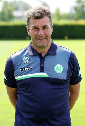 Cheftrainer Dieter Hecking Einzelbild Portrait Portraet Porträt Oberkoerper Oberkörper Hochformat Fußball Fussball Bundesliga Fototermin Porträttermin DFL 2015 2016 Saison 2015 2016 16.07.2015 VfL Wolfsburg Trainingsplatz am VfL-Center